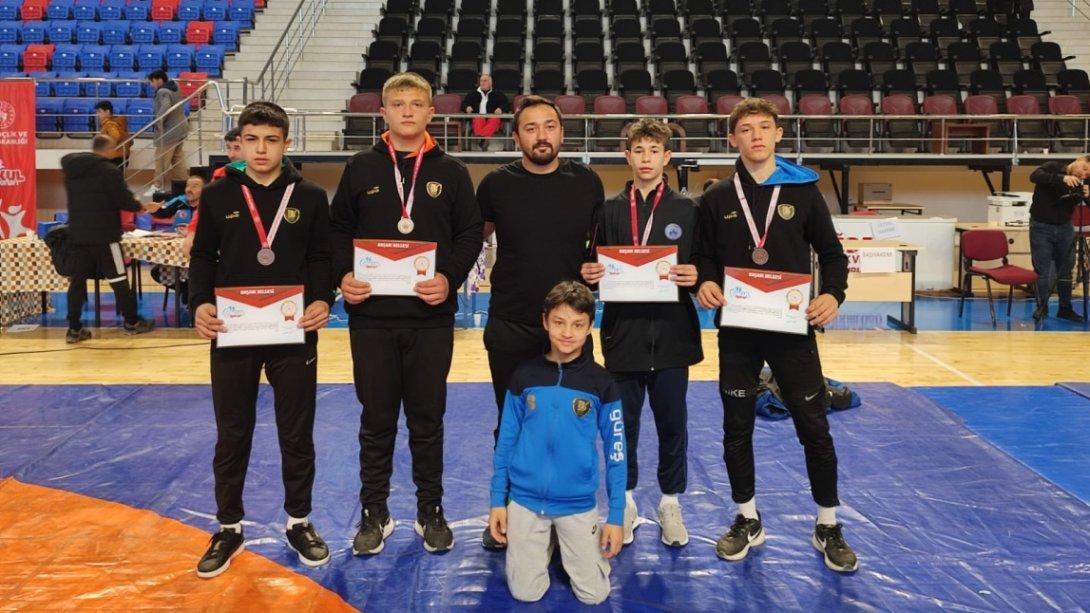 İlçemiz Oktay Koçman Ortaokulu Öğrencimiz İsmet ER  Serbest Stil Güreş Türkiye Şampiyonasında Üçüncü Olmuştur