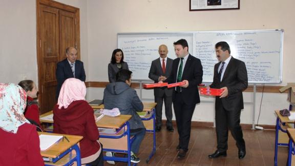 Fatih Projesi kapsamında Kepsut Anadolu Lisesi öğrencilerine tablet bilgisayar dağıtıldı.