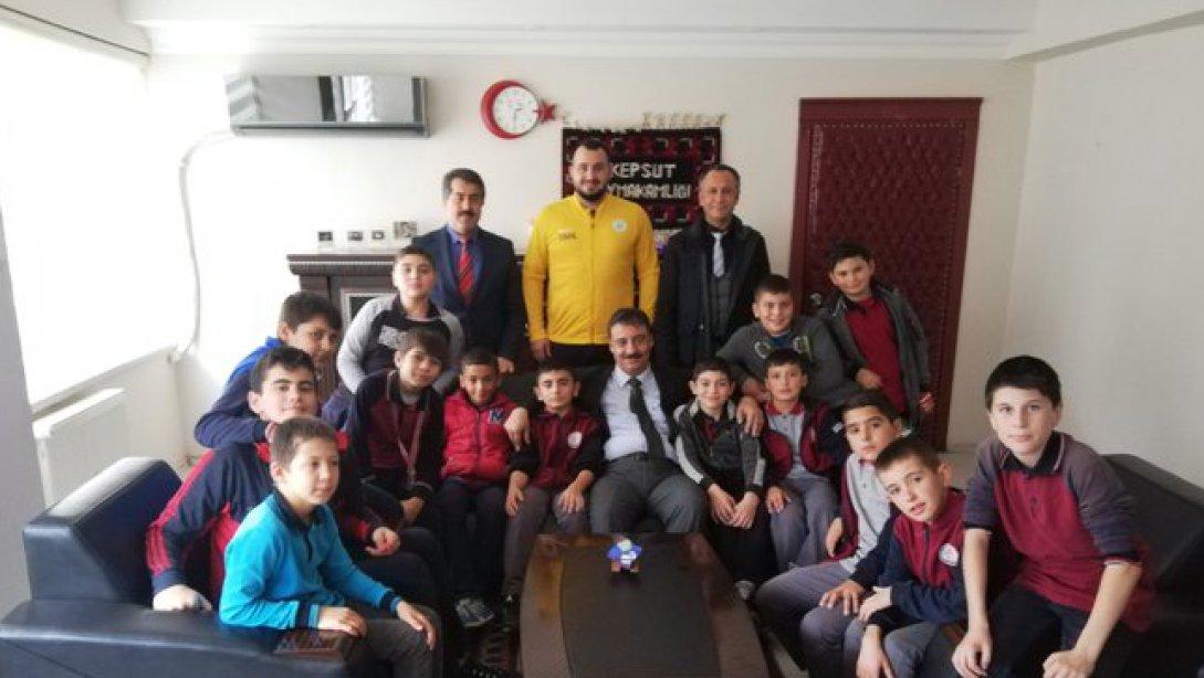 Kepsut Güreş Kulübü Sporcularımız Kaymakam Bilal ÖLMEZ'İ makamında ziyaret etti.
