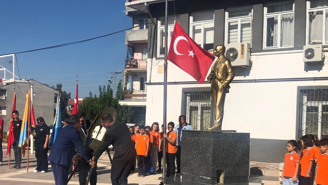 İlçe Millî Eğitim Müdürü Erdal DURMUŞ , İlköğretim Haftası İçin Atatürk Anıtı'na Çelenk Sundu